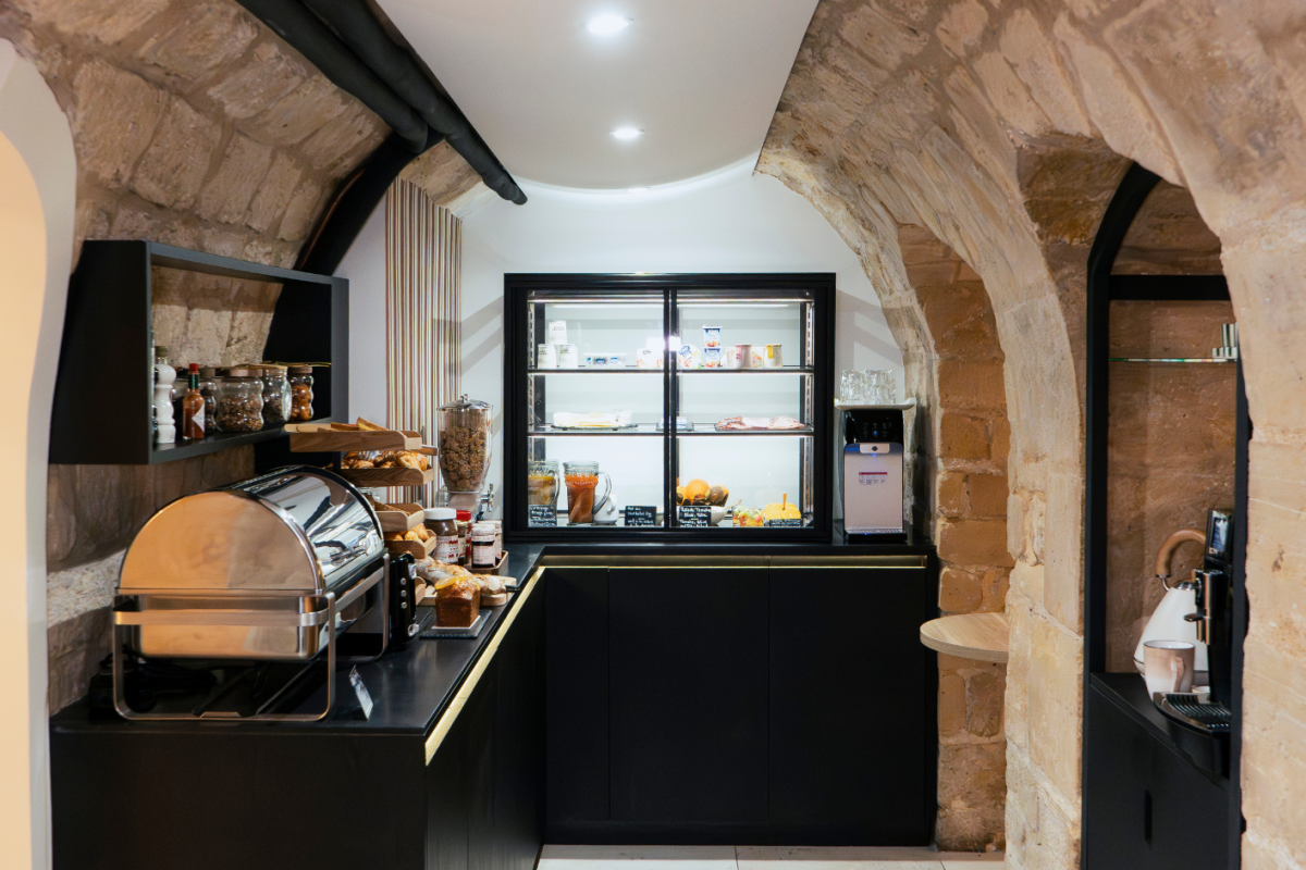 APRÈS 6-HOTEL MORIS